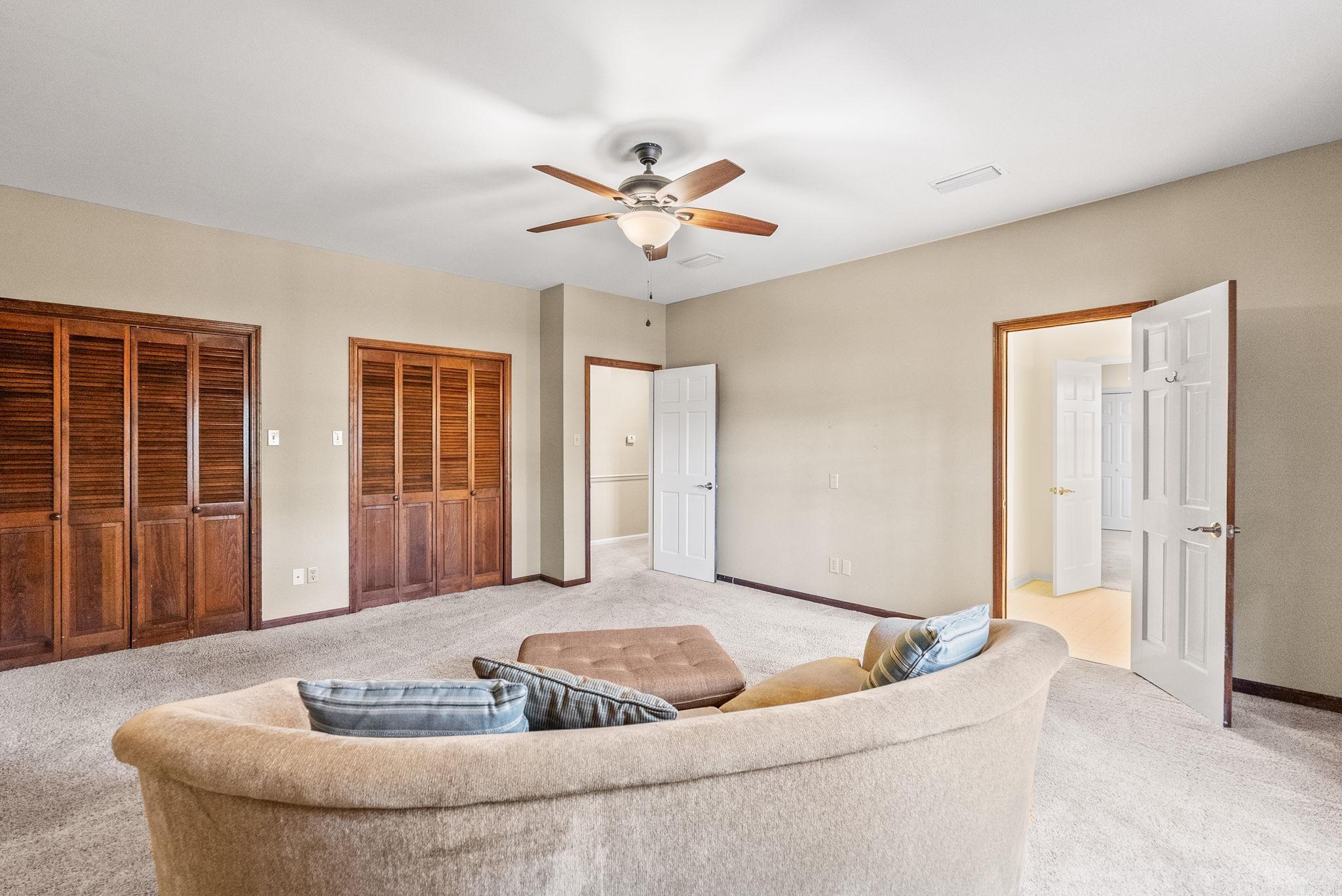 COUNTRY CLUB MANOR - Residential