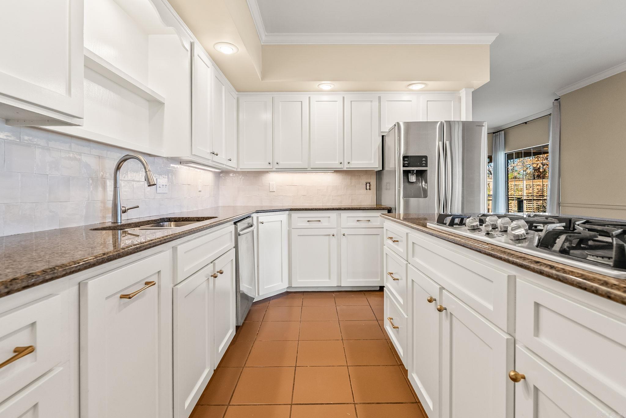 COUNTRY CLUB MANOR - Residential