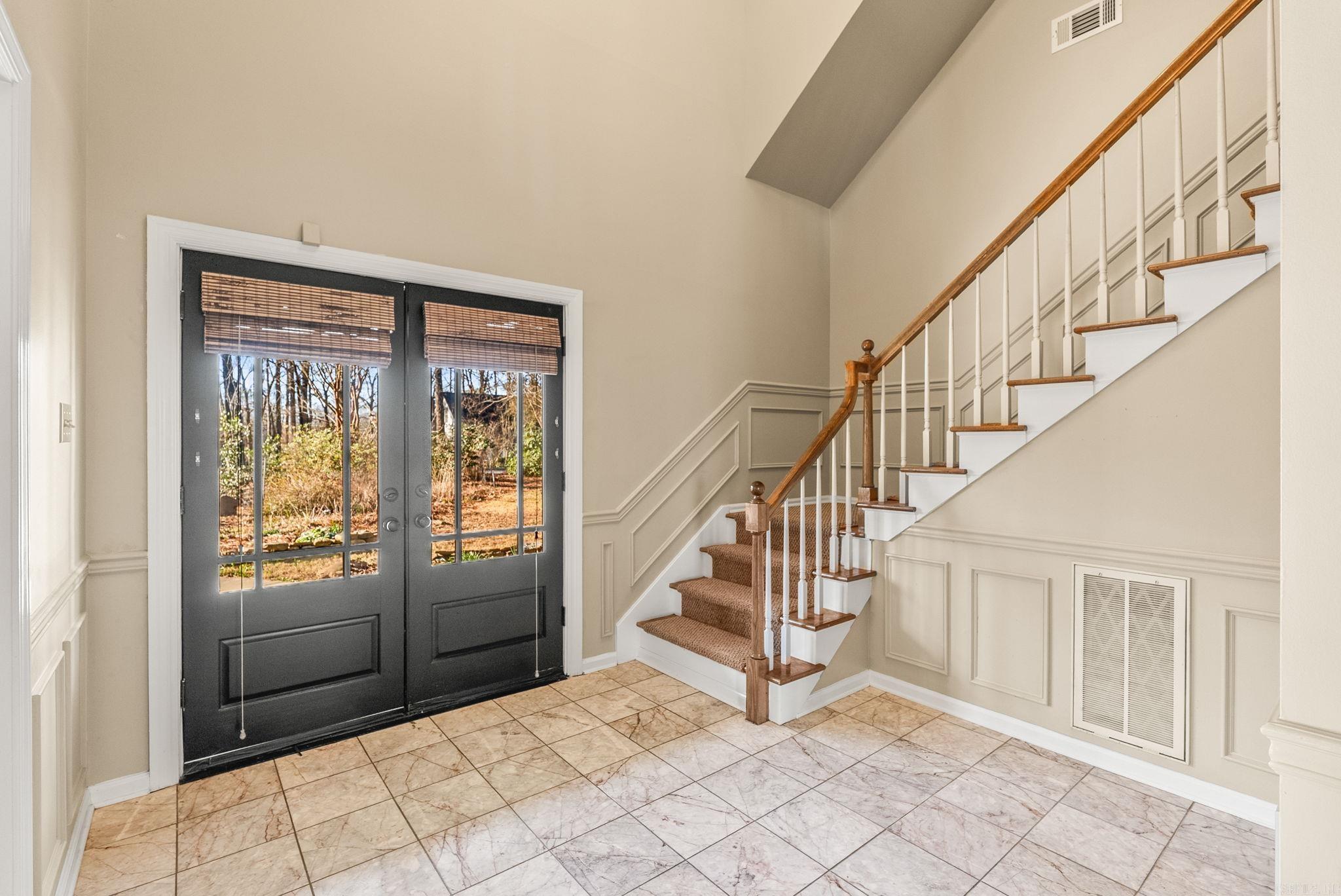 COUNTRY CLUB MANOR - Residential