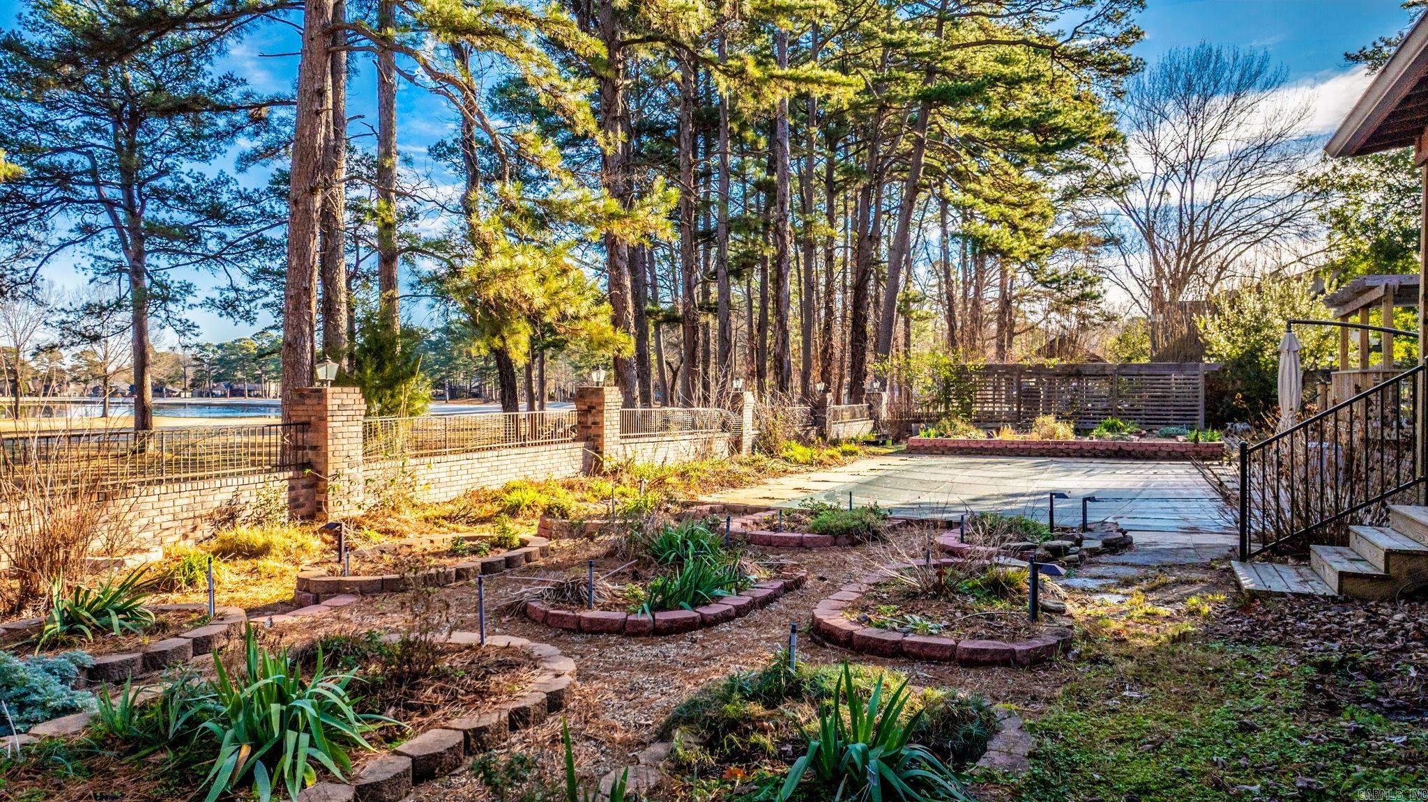 COUNTRY CLUB MANOR - Residential