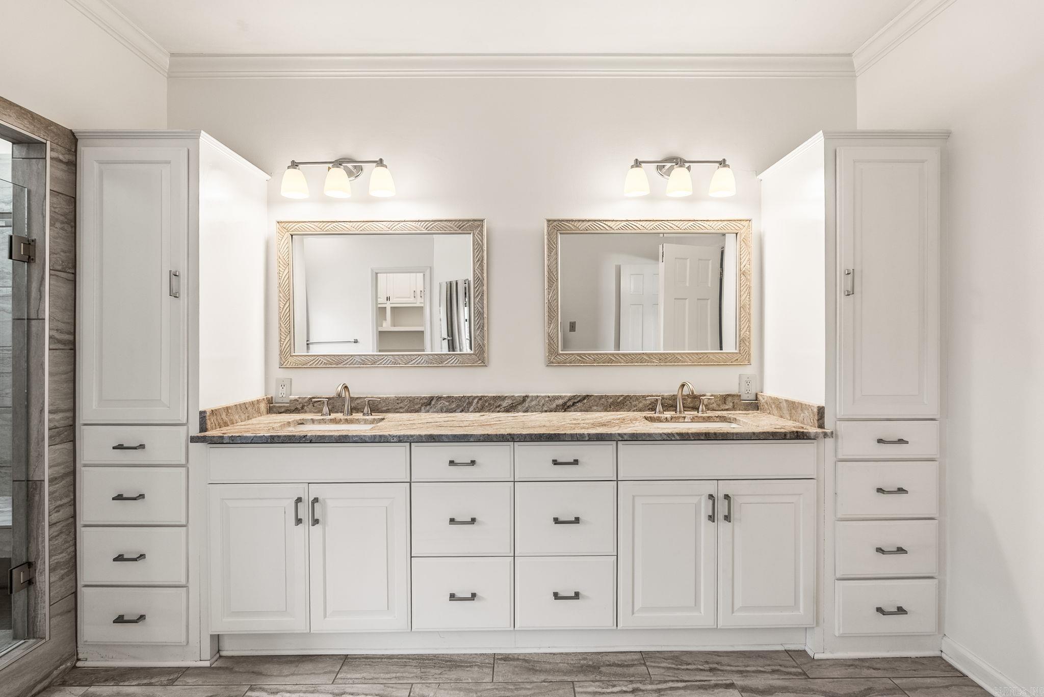 COUNTRY CLUB MANOR - Residential