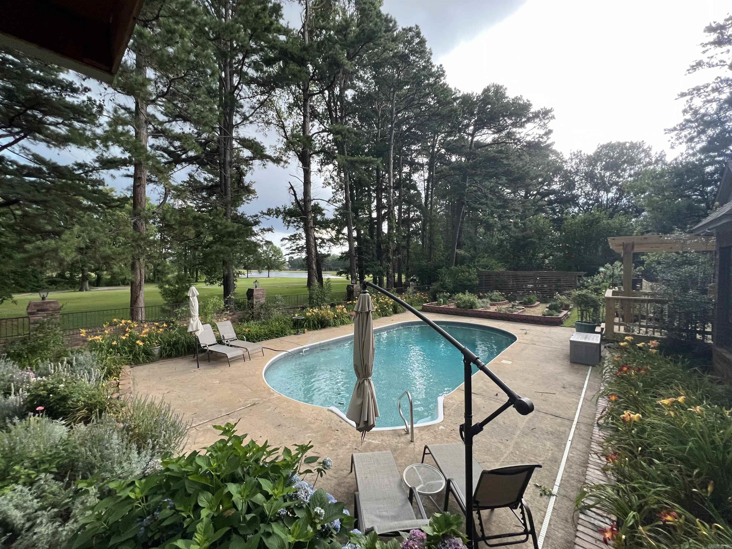 COUNTRY CLUB MANOR - Residential