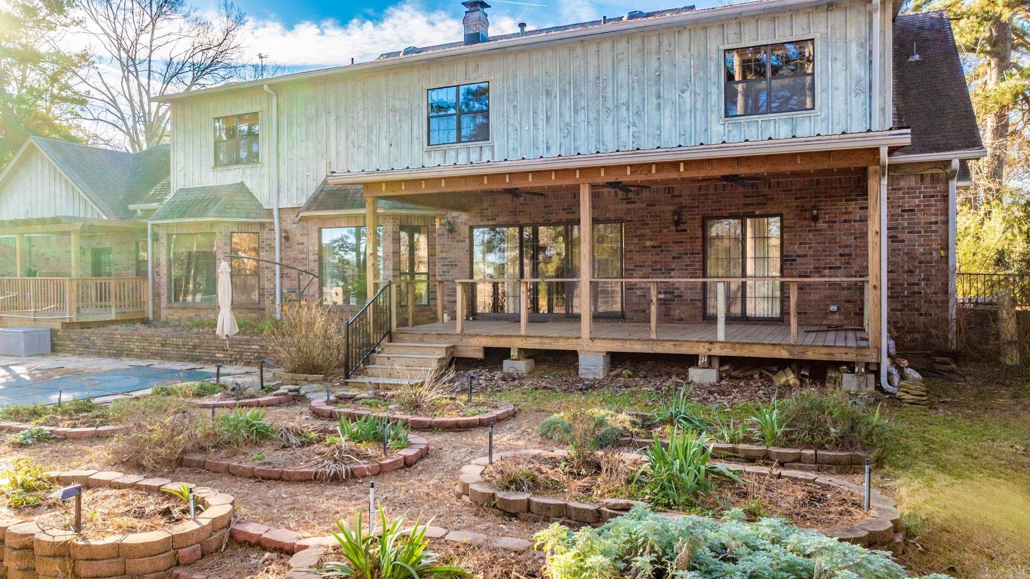 COUNTRY CLUB MANOR - Residential