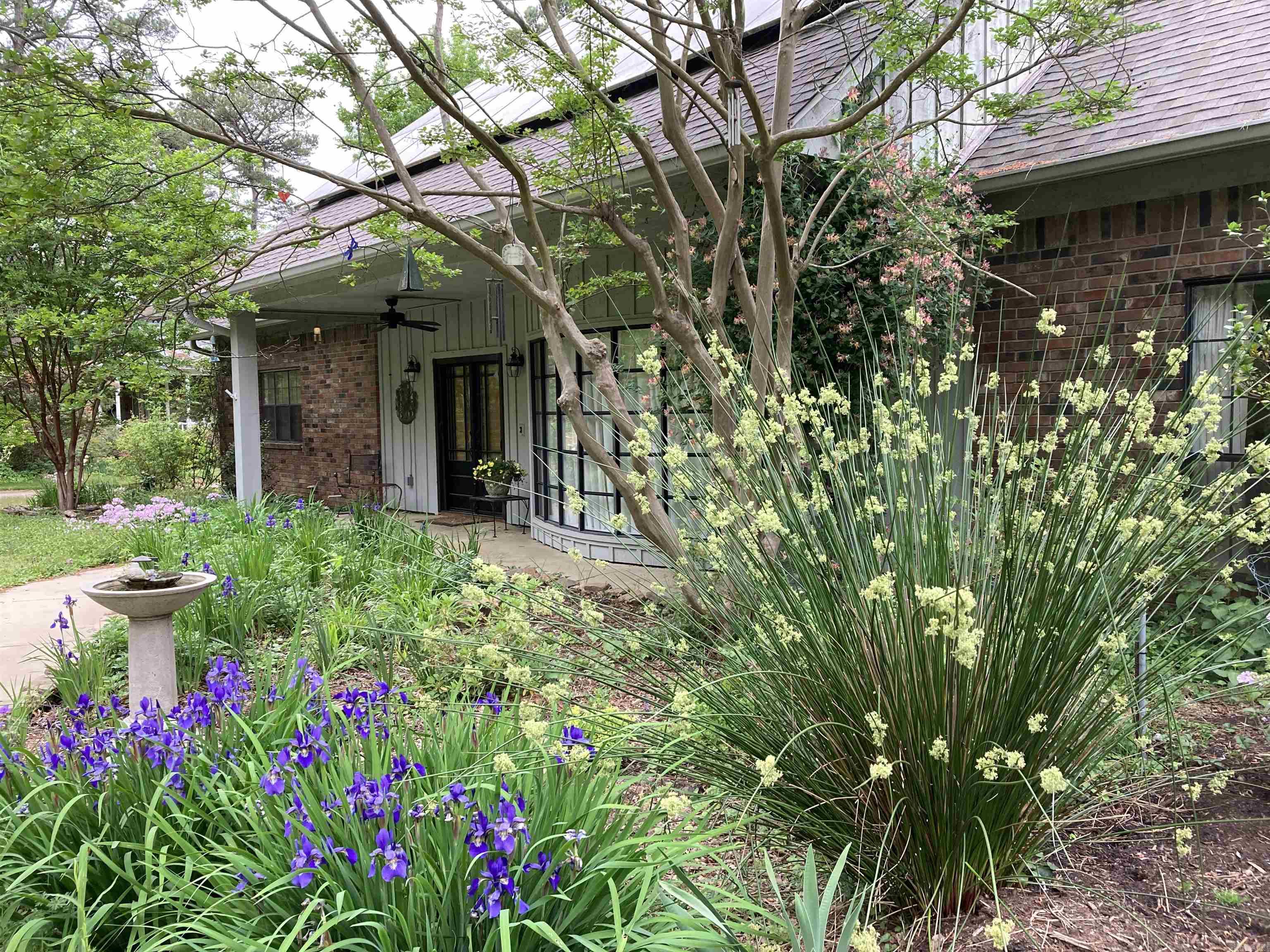 COUNTRY CLUB MANOR - Residential