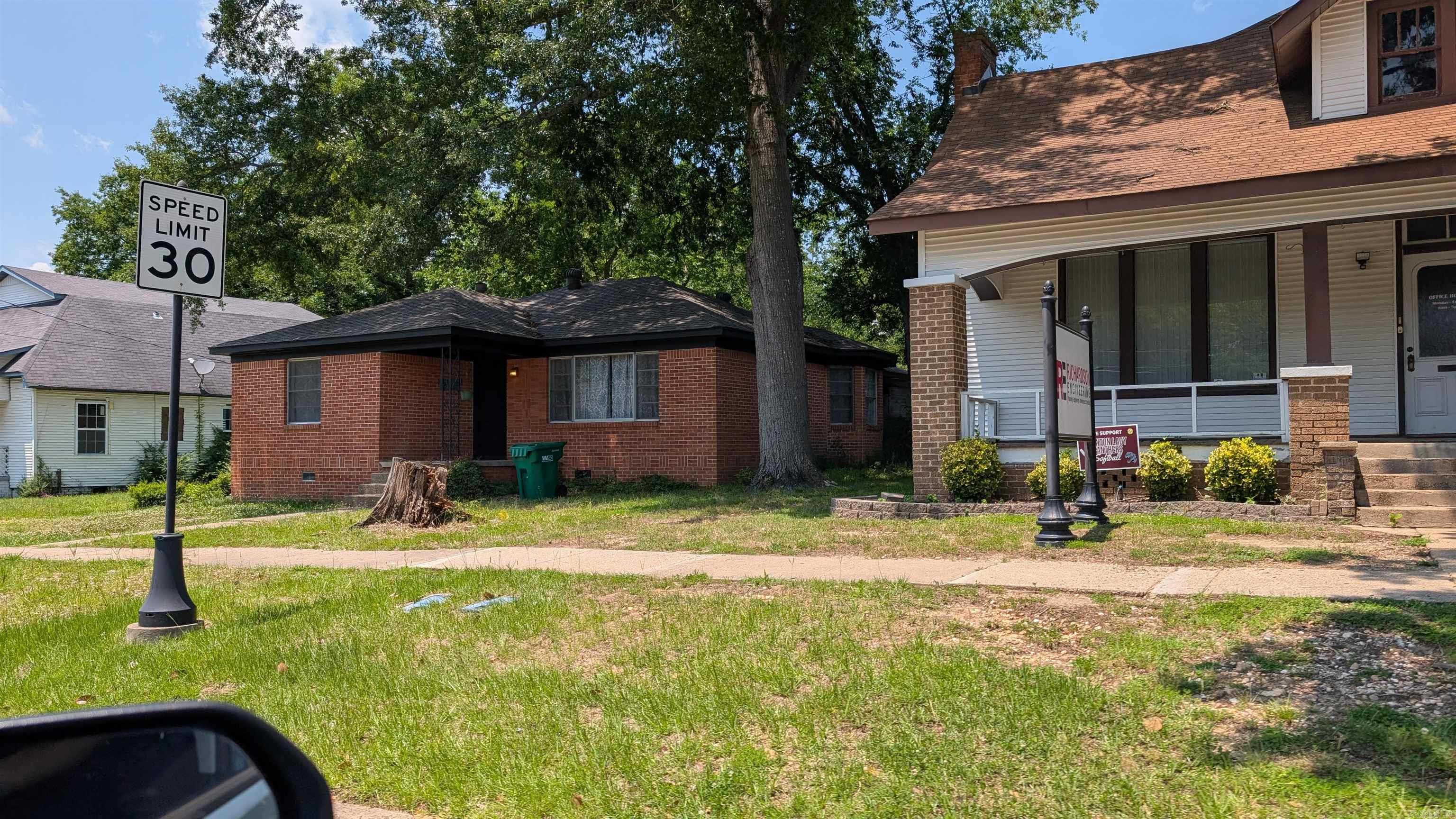 Main image without alt text