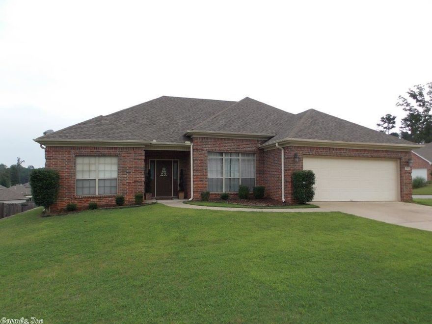 Be sure to add this home to your list of visits! This is one that you don't want to miss. It has a fantastic master bedroom/bathroom (with walk-in closet, dual vanities, separate shower, large jetted tub, and closed off toilet area), excellent floor plan (nice sized rooms, split bedrooms, and open kitchen/great room), formal dining room, eat in kitchen, breakfast bar, lots of storage, nice sized secondary bedrooms, corner lot, gutters, covered patio, and deck. Don't miss out! Make your appointment today!