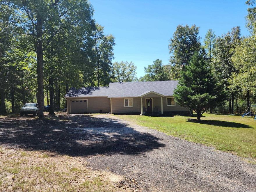 This 4 bedroom 1.5 bath home located on 1.80 acres in Lake Hamilton School District is a must see. Sellers will need a 3 hour notice to show. Call agent for appointment.