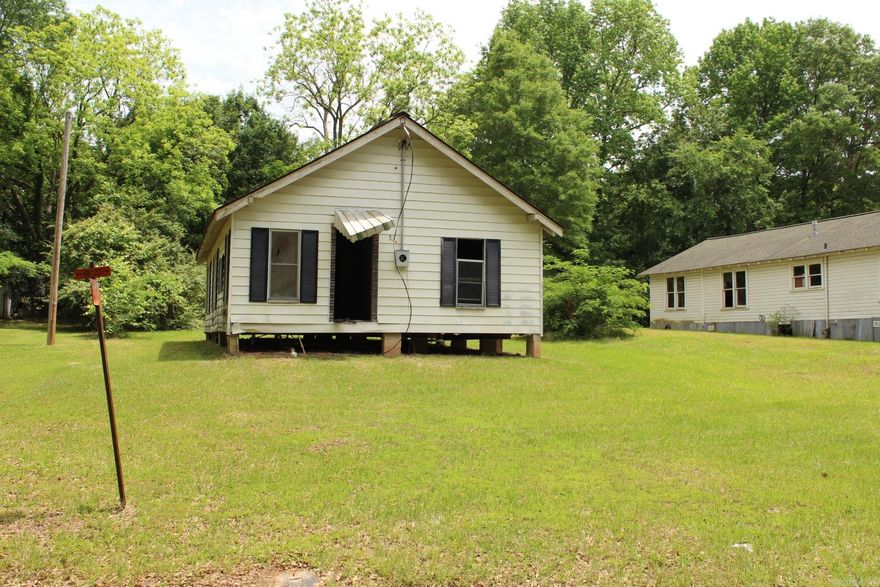 GREAT INVESTMENT PROPERTY includes 2 structures and 4 lots. (IN NEED OF TLC)