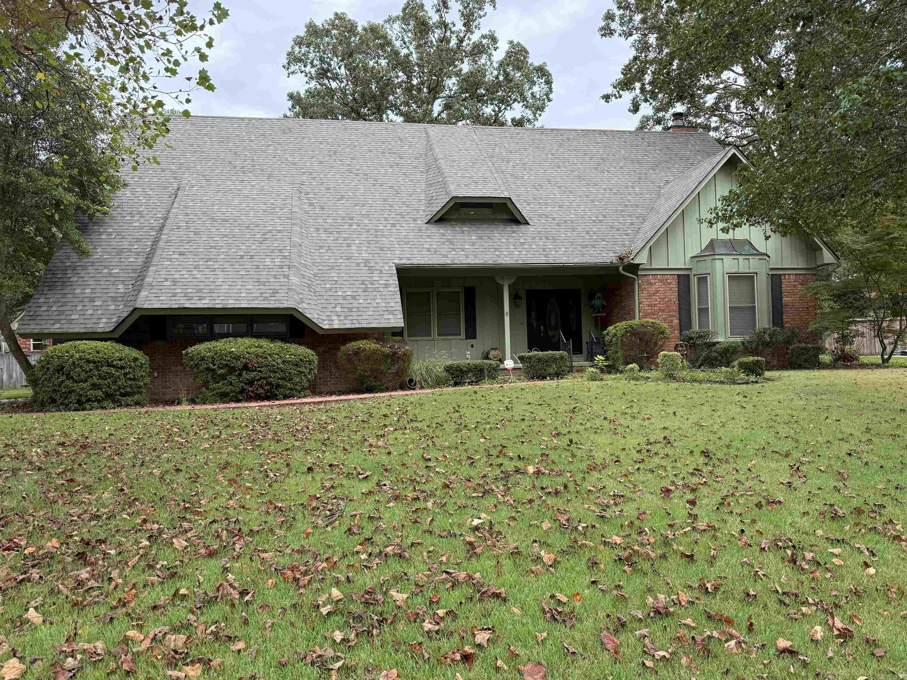 Discover timeless charm and modern comfort in this beautiful 4-bedroom, 3.5-bath home in the heart of Little Rock. From the moment you arrive, youāll notice the thoughtful design and curb appeal that set this property apart. Highlights Include: *Spacious main living area with custom built-ins *Versatile formal living room or den perfect for entertaining or quiet evenings *Primary ensuite featuring a soaking tub, walk-in shower, and generous closet space *An outdoor workshop designed to seamlessly match the homeās exterior *Expansive backyard offering room to relax, garden, or host gatherings. With a warm and inviting layout, this home perfectly balances style and functionality. Donāt miss your chance to make 9 Longlea Cove your next address in Little Rock!