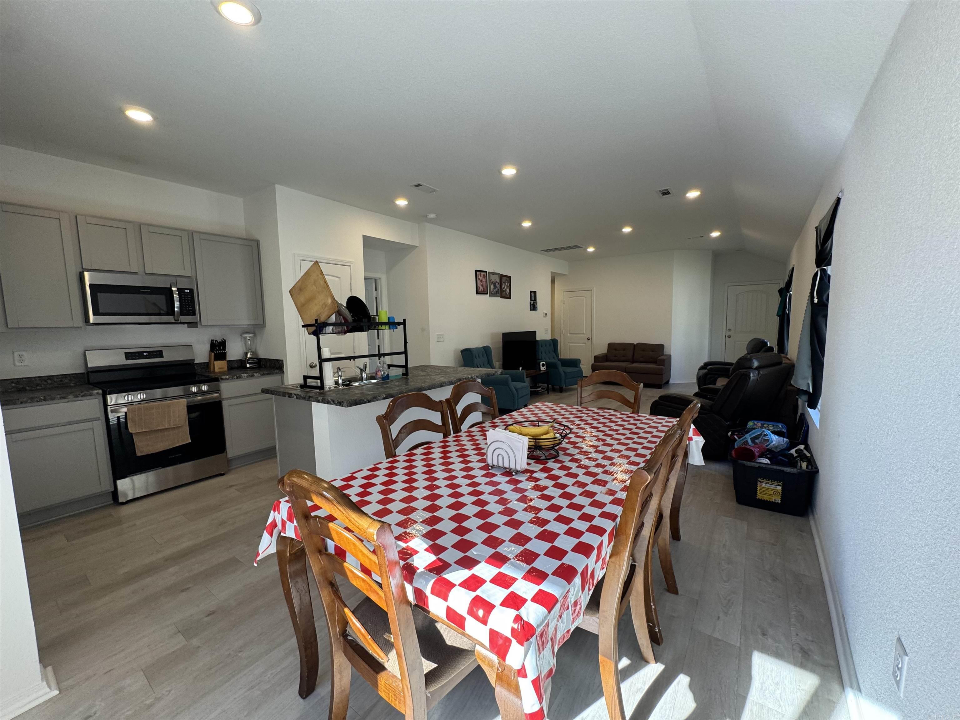 WHITE OAK CROSSING - Residential Lease