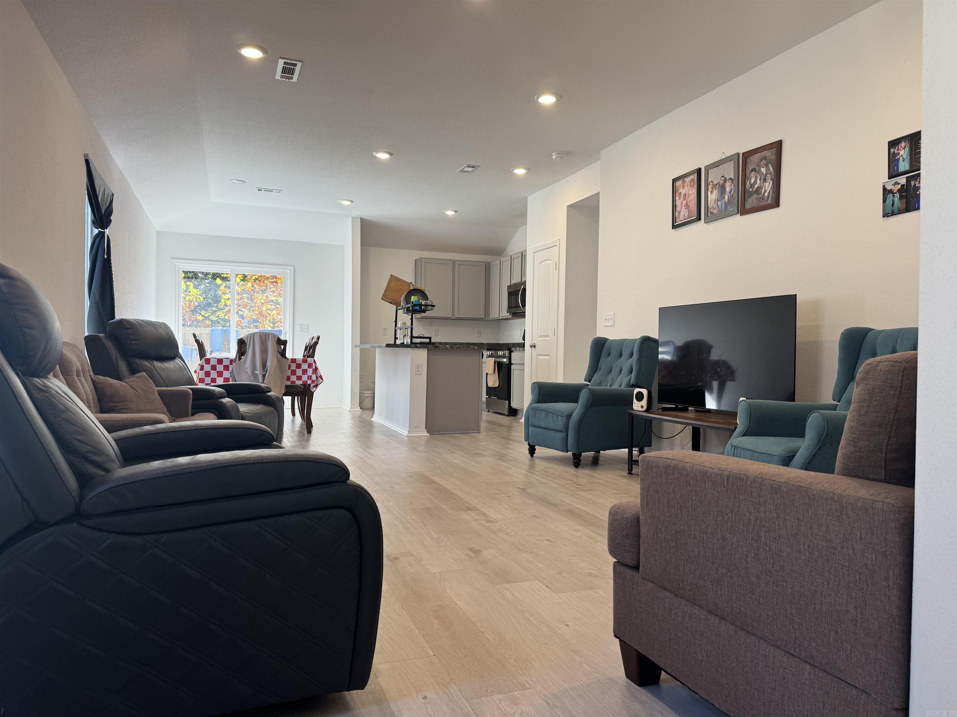 WHITE OAK CROSSING - Residential Lease