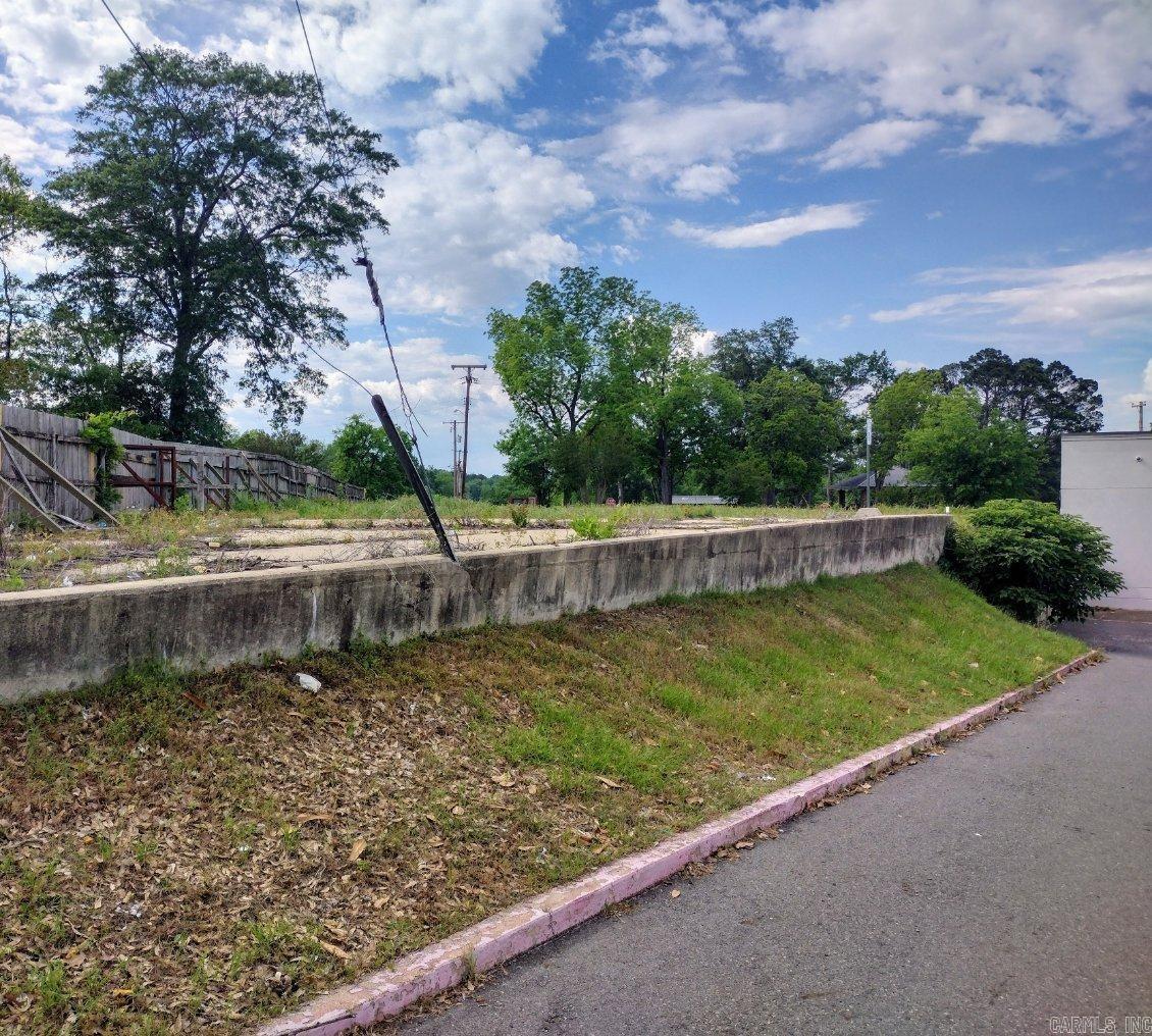 Turn your business dream into reality with this commercial vacant lot that is ideally located. Sitting between Dollar General and the bank parking lot, this lot has high visibility from E Page Ave ( Hwy 67). Access is on 3rd Street just across from Malvern Centennial Park and near the Malvern Hot Spring County Library and the Hot Spring County Boyle House Museum.