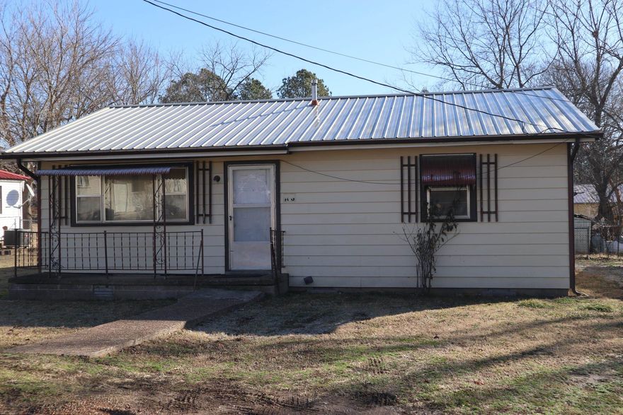 OZARKS IN TOWN HOME FOR SALE SALEM ARKANSAS  Property is located at 133 Oak St, Salem, AR. This 2 bedroom, 1 bath home has approximately 884 sq. ft. of living area. It has a gas ventless wall heater, window A/C, range, refrigerator, hardwood, carpet & vinyl flooring. It sits on a nice town lot with fenced in back yard. Plenty of space for a garden. Propane tank is included. This will make a great starter home or rental/investment property. Real estate taxes last year were $318.33. The house will need some repairs.