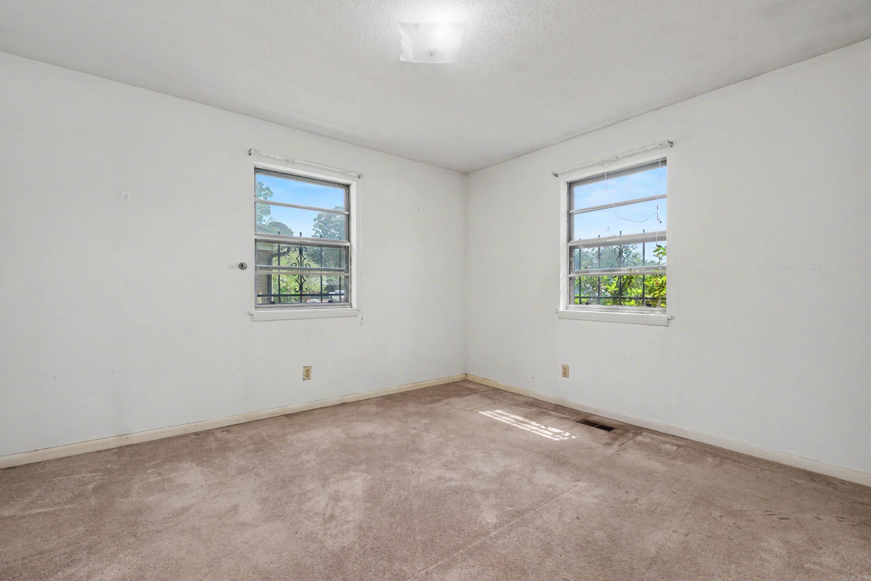 TWIN LAKES - Residential