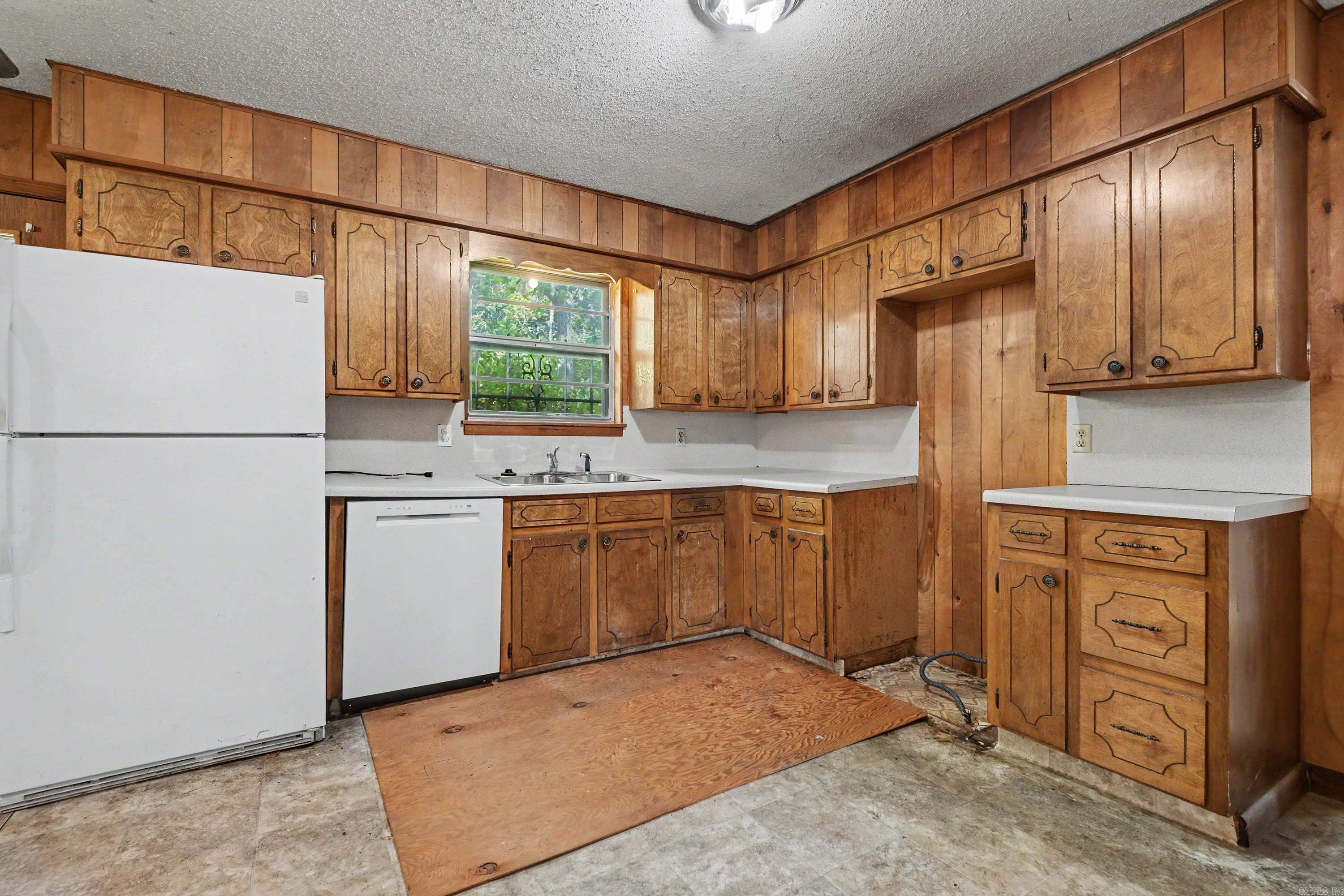 TWIN LAKES - Residential