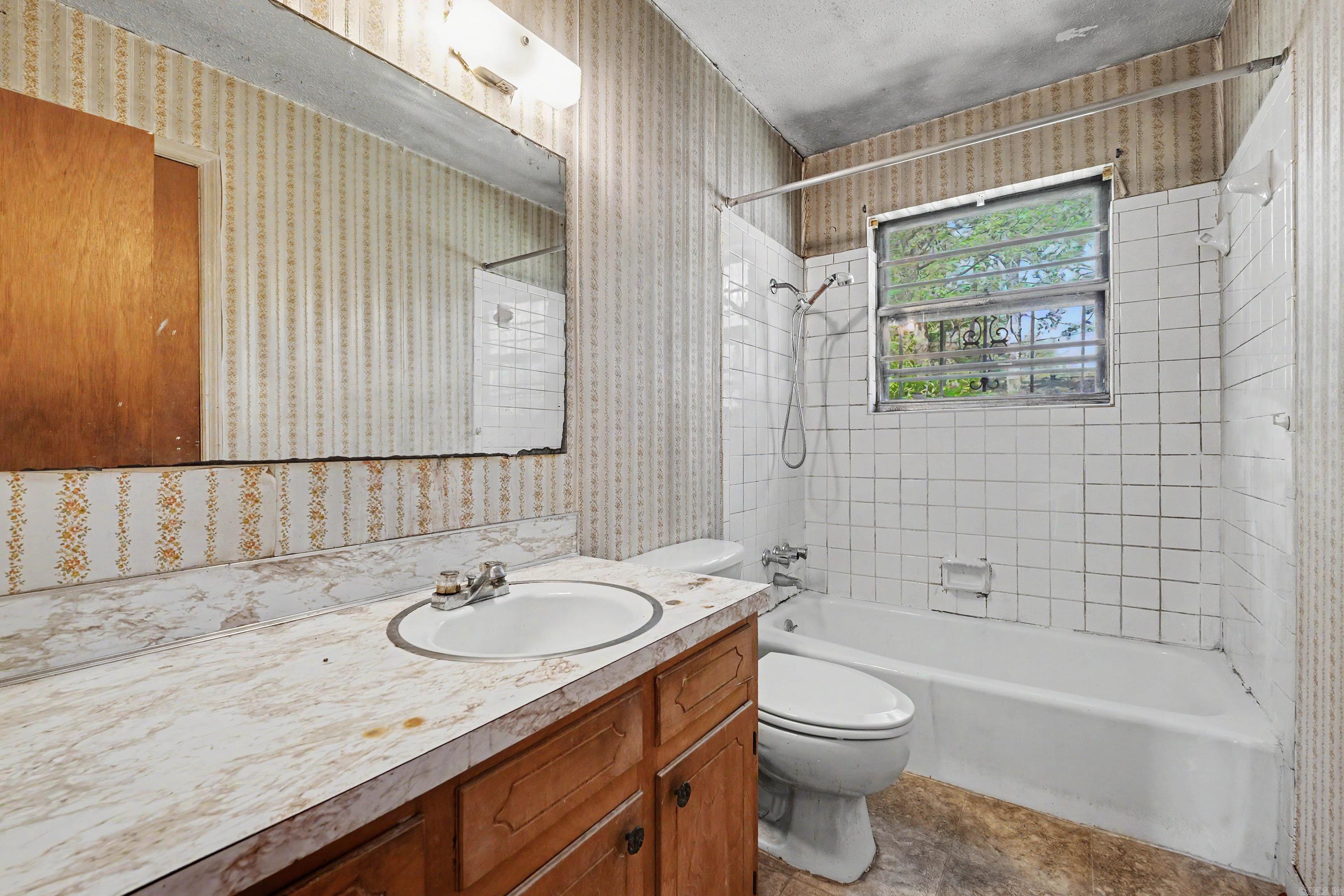 TWIN LAKES - Residential