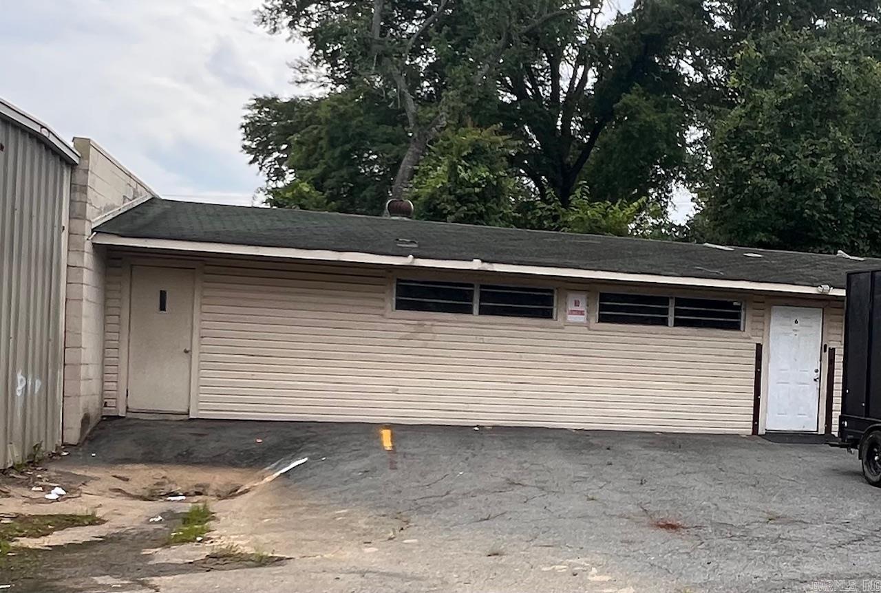 A great opportunity for any business seeking a nice Commercial rental in a very high trafficked area of Little Rock. A great location for daycare or restaurant This location has a commercial vent hood, grease trap and sink area in a good size kitchen. Must see to visualize the potential. Schedule your showing to see if this location is a perfect fit for your business.