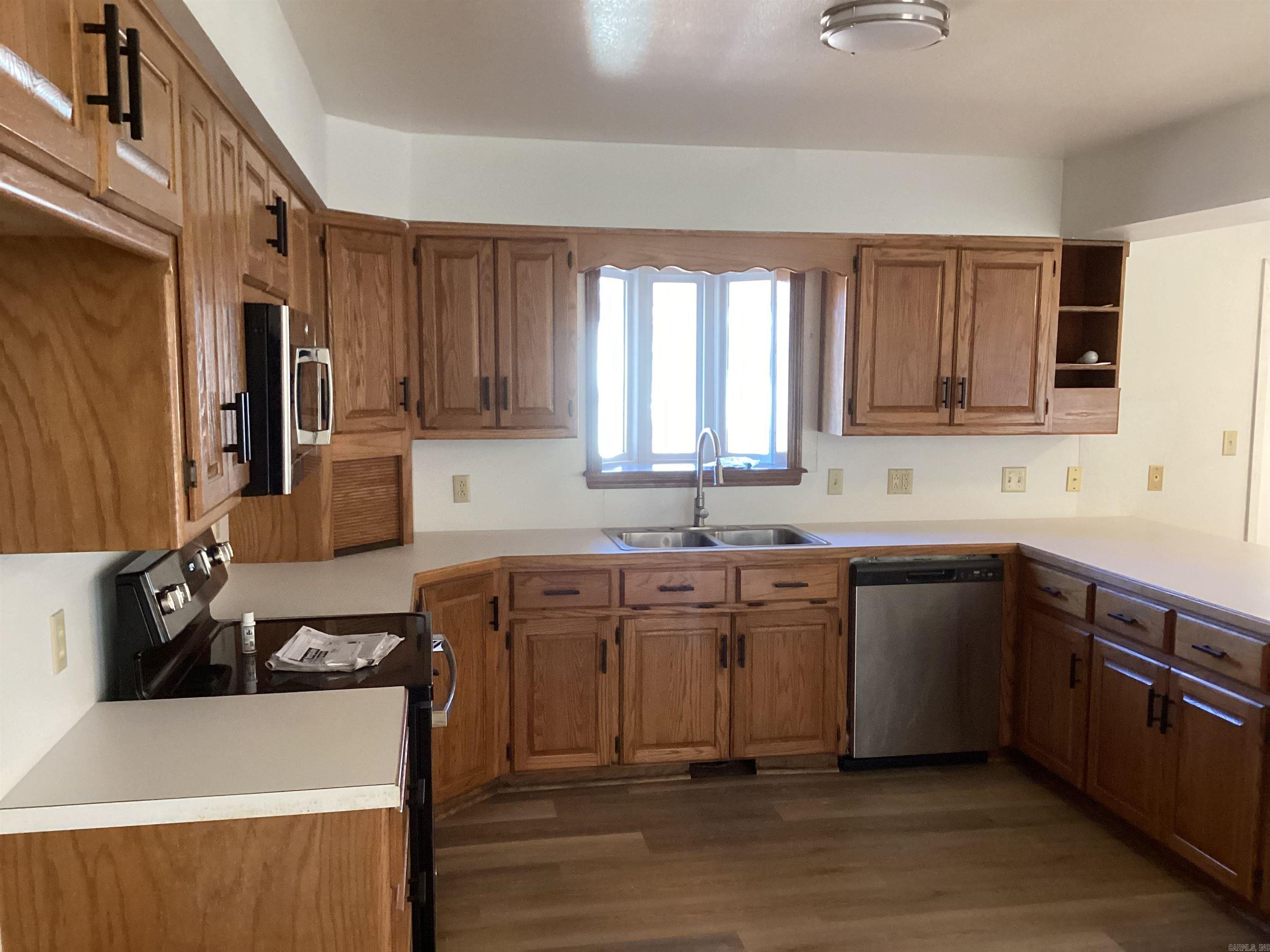 COUNTRY CLUB ESTATES - Residential