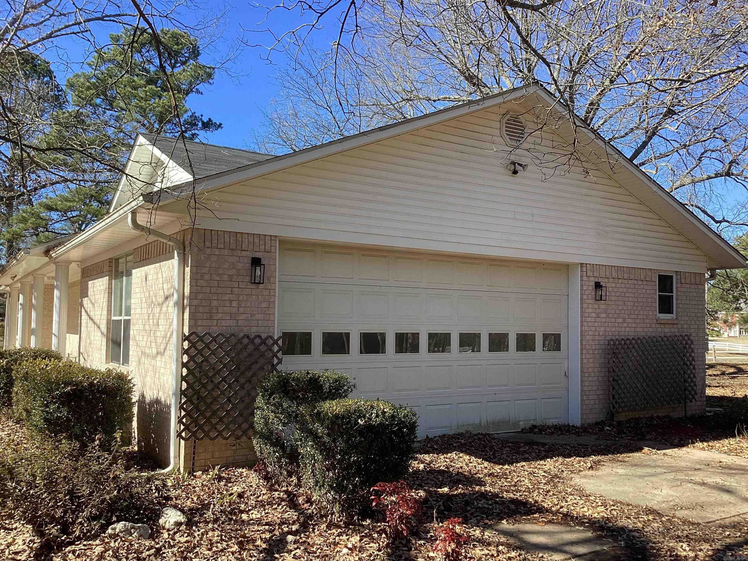 COUNTRY CLUB ESTATES - Residential