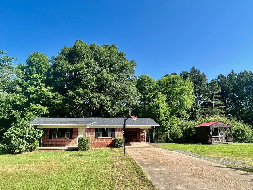 Home in Friendship!  Ouachita Schools!  Don't miss out on this freshly painted 3/2 home sitting on 3 plus acres.