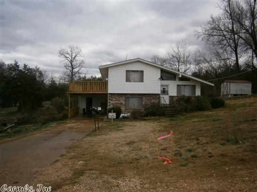 3 GAS HEATERS FOR BACK UP HEAT, LARGE BALCONY ON FRONT OF THE HOUSE.  GREAT FOR HUNTING, This property can be lease with option to buy, 10,000.00 down, 600 per month, 6% interest, Insurance and taxes, 75.00 paper work fee.