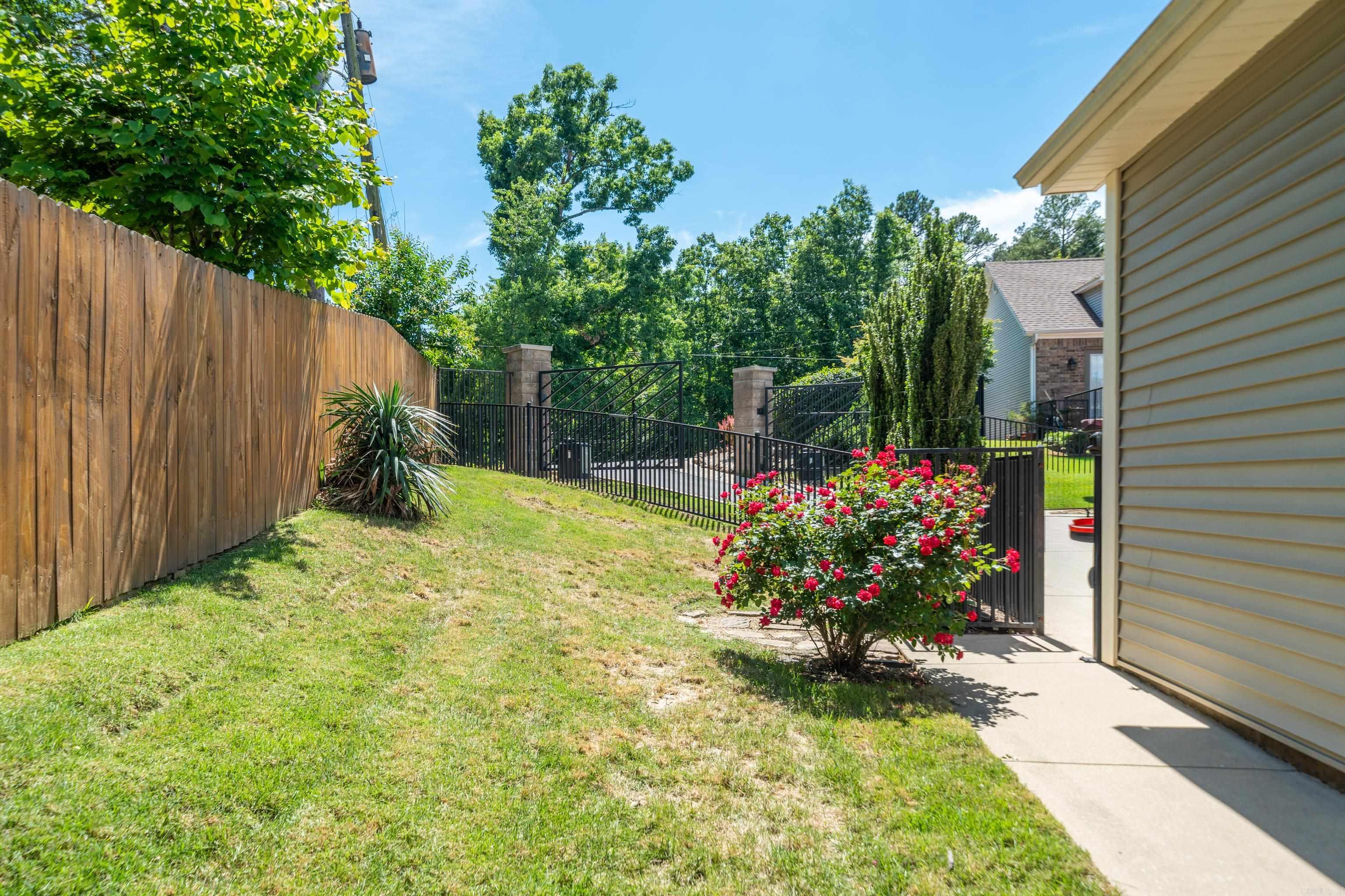 MAJESTIC LAKE VILLAGE TOWNHOMES - Residential