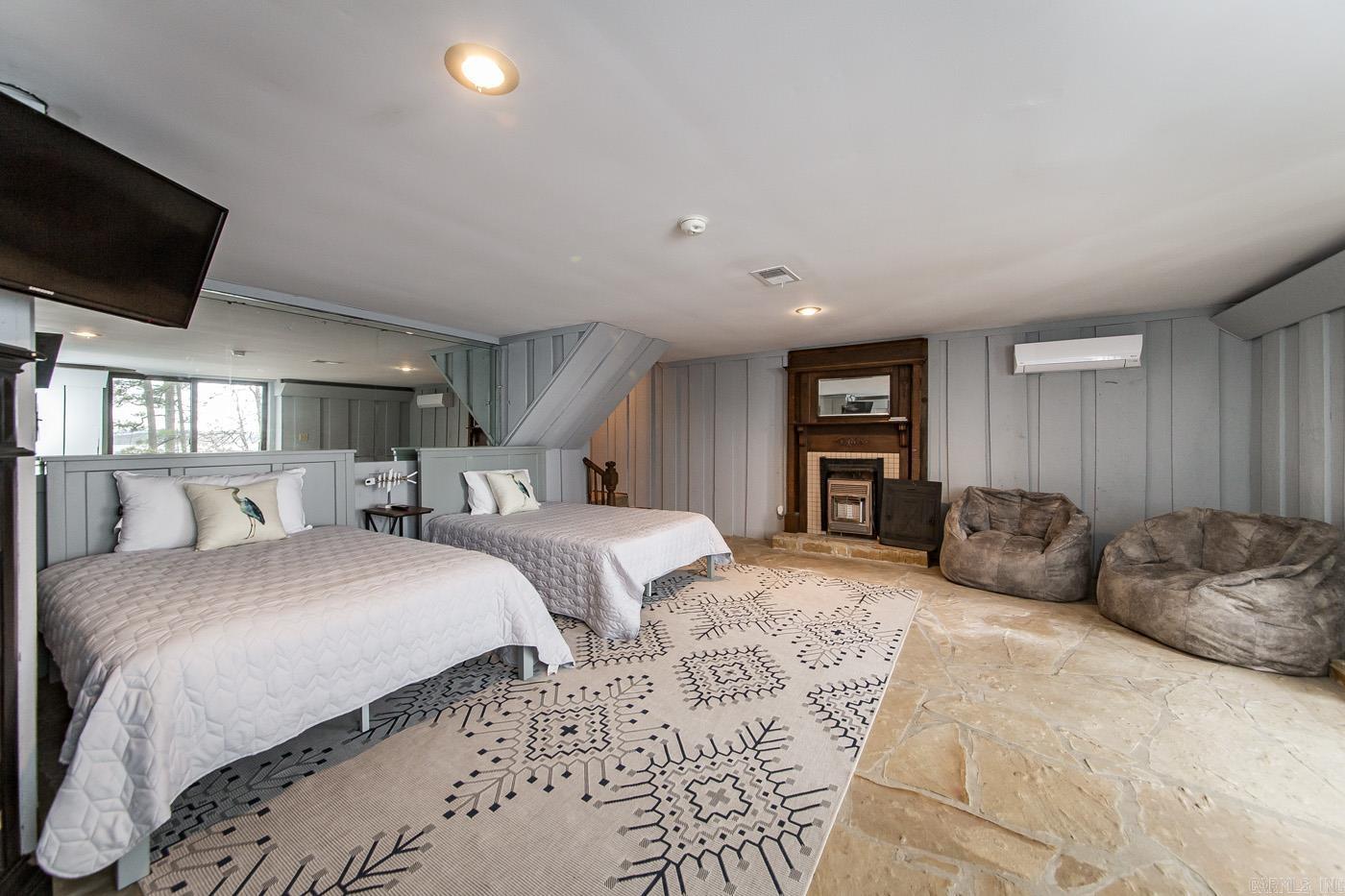 TWIN COVE ESTATES - LAKE - Residential