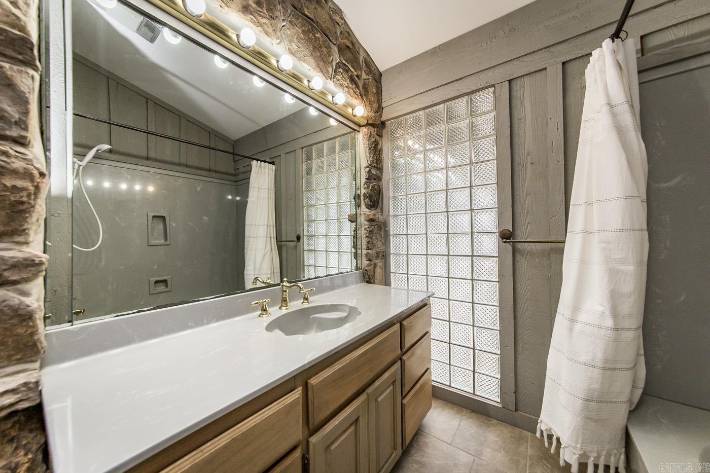 TWIN COVE ESTATES - LAKE - Residential