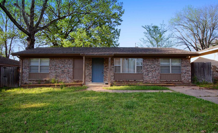 Beautiful home in Little Rock with a big back yard and nice wood floors! Home is close to interstate access and plenty of amenities. Don't miss this amazing opportunity an adorable home for an awesome price. Schedule your showing today!! New Roof!!