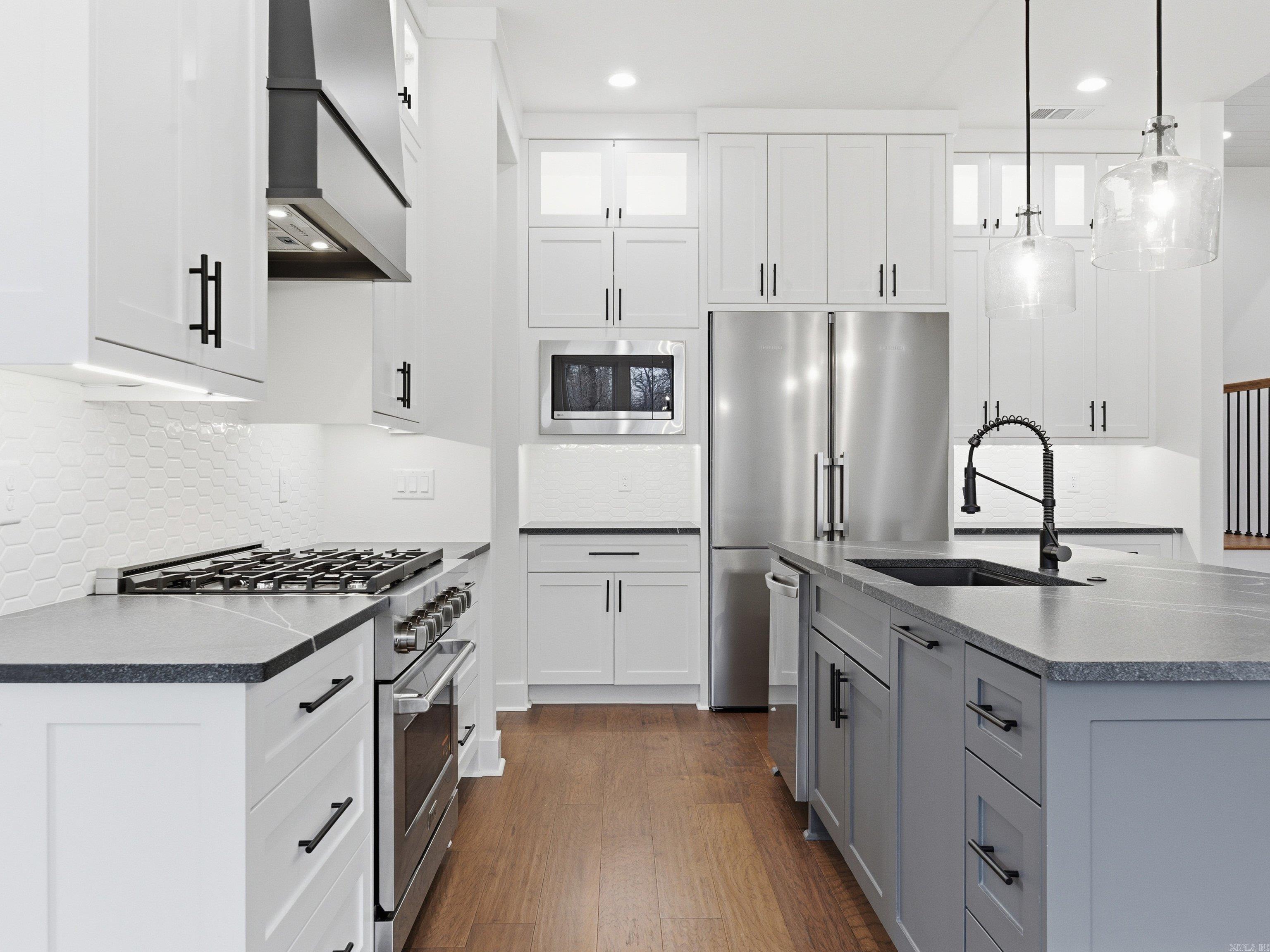 AVILLA MANOR - Residential