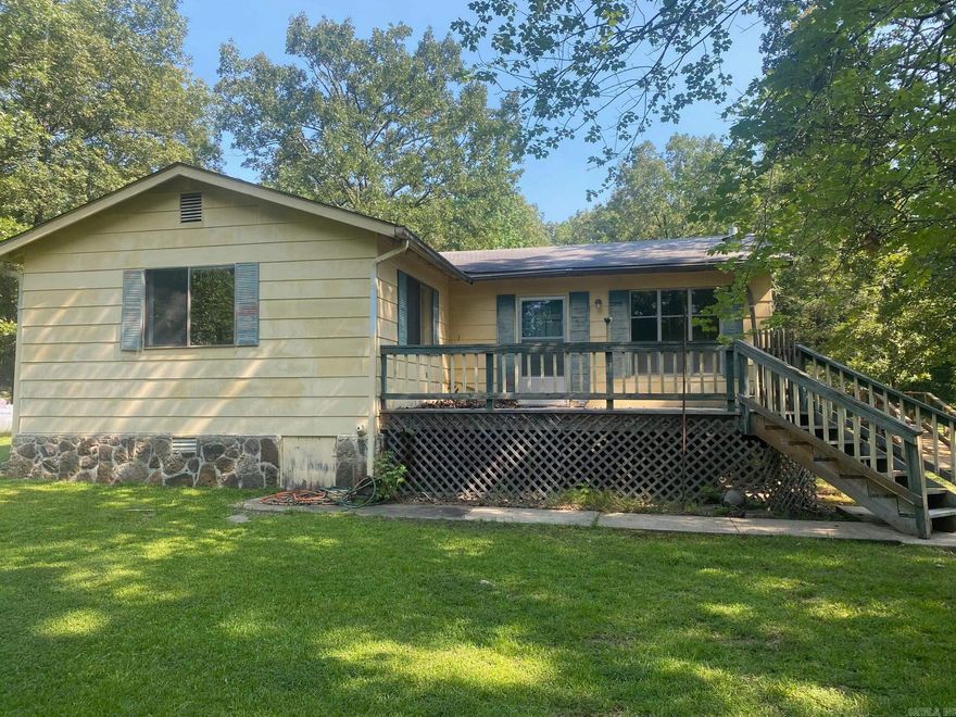 In the city limits of Heber Springs, 2.50 acres at the end of Spinks Lane!!! This 1344 sq ft home just needs a little love and would make a great place for a first time home buyer or a perfect fit for a retirement couple. Plenty of space for those outdoor hobbies or activities and convenient to shopping, Greers Ferry Lake and the Little Red River. Call today for a showing!!!Property being SOLD AS IS