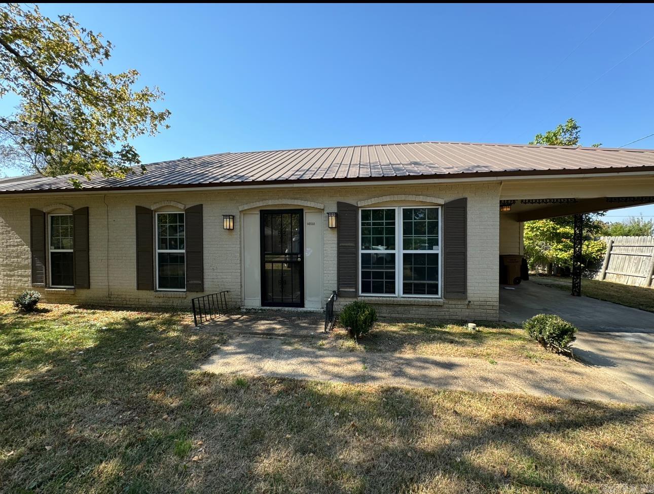 THIS HOME IS A 3 BEDROOM 1 BATH HOME.  THE HOME HAS TILE FLOORS THROUGHOUT AND HAS BEEN FRESHLY PAINTED.  THE BACKYARD IS FENCED IN