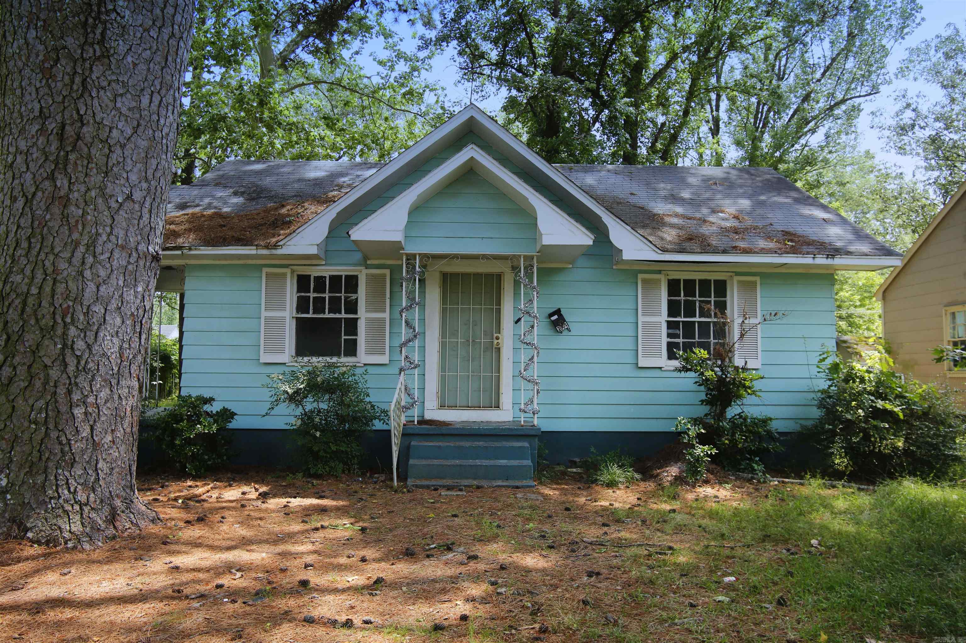Cozy 2BD/1BA in Pine Bluff that is waiting for you to call home. This property is managed by Hoffman Team so beware of scammers - we will never ask you to Cashapp us money. The lease for this property is for 18 months to 2 years with a 3% increase after the first year. Income must be 3x the amount of rent per month unless you have a housing voucher. Deposit, first month’s rent, and the $50 administration fee due before move in.
