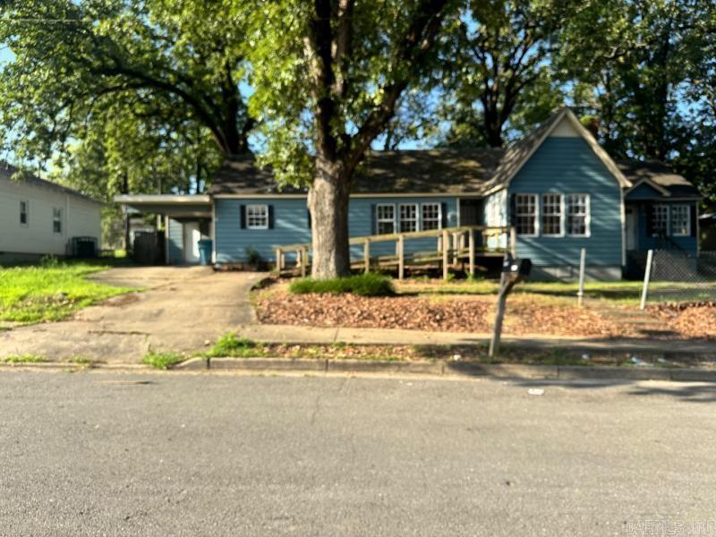 Come and see what is possible with this spacious one story traditional with a fenced yard, 3 bedroom and 2 and a half bathroom. Conveniently located close to the zoo and University of Arkansas at Little Rock.