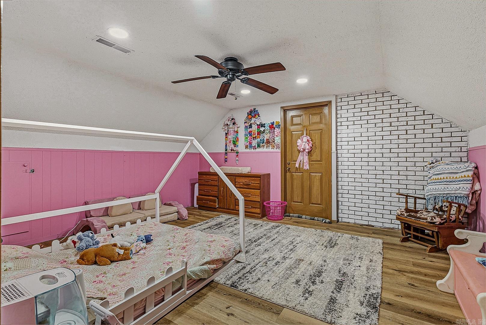 LYNNDALE - Residential