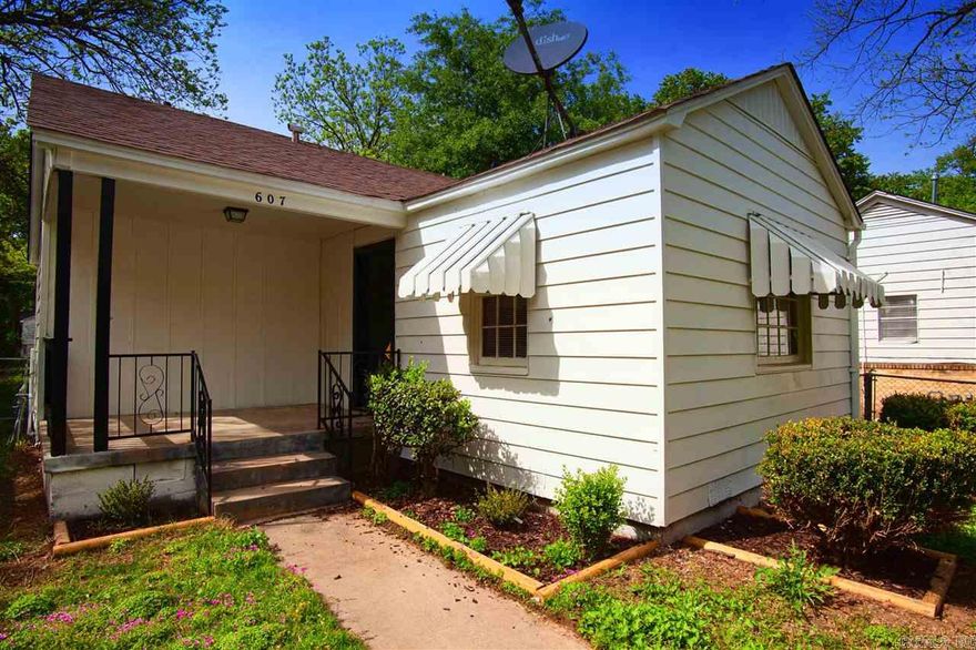 Cozy 2BD in North Little Rock that is waiting for you to call home. A lot of windows throughout letting in plenty of natural light. This property is managed by Hoffman Team so beware of scammers - we will never ask you to Cashapp us money. The lease for this property is for 18 months to 2 years with a 3% increase after the first year. Income must be 3x the amount of rent per month unless you have a housing voucher. Deposit, first month’s rent, and the $50 administration fee due before move in. Visit our office today or schedule through our website. https://showmojo.com/l/1f5d3dc08e