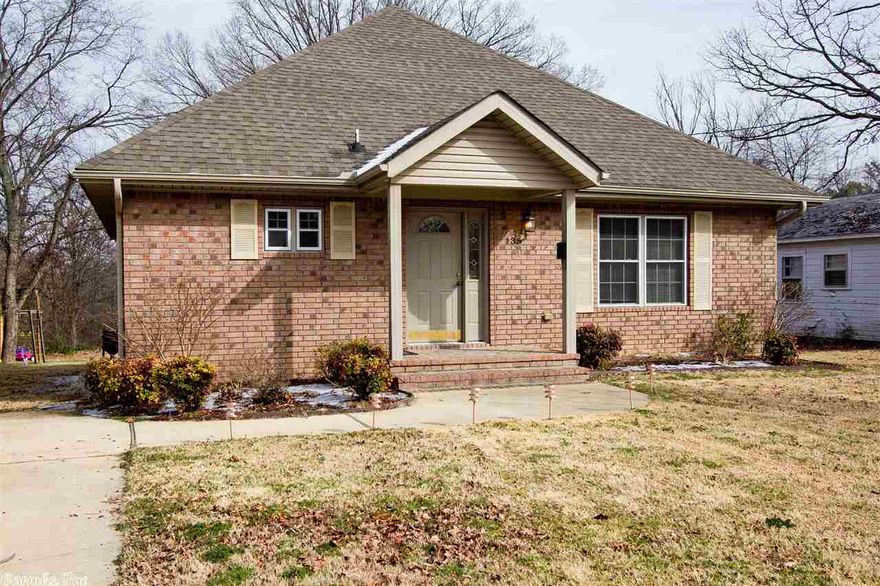 Nicely newer home!! Built in 2007, 3Br. 2Ba. brick home with 1,620 sq. ft.  In great central location. Just minutes to Hospital and Downtown.