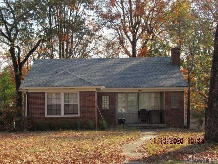 3Bd/2Ba home in Central Little Rock . Ceiling fans. Fenced in upper deck. Super Cute home! The lease for this property is for 18 months and income has to be three times the amount of rent. NO SECTION 8.