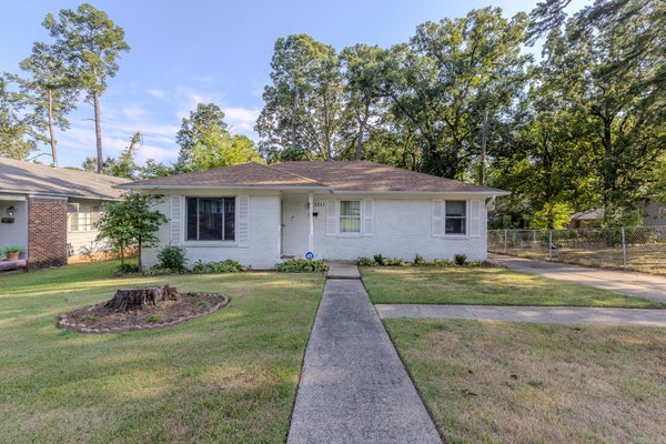 5211 W 23RD ST, LITTLE ROCK, AR 72204 - Image bfefd9fc3232e5f186e504d3006263d1/3444438373