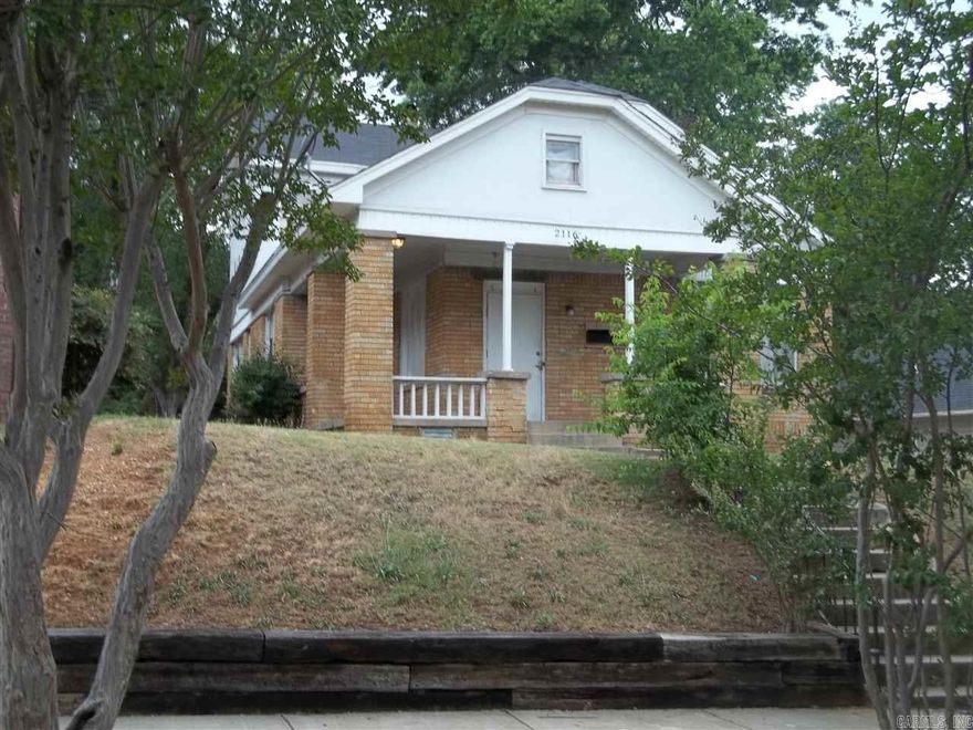 ALL BILLS PAID DOWNTOWN! Nicely painted 1 bedroom, 1 bath, furnished kitchen, lots of windows, convenient to bus lines & shopping. Call Marshall Peters & Associates 501-414-8340