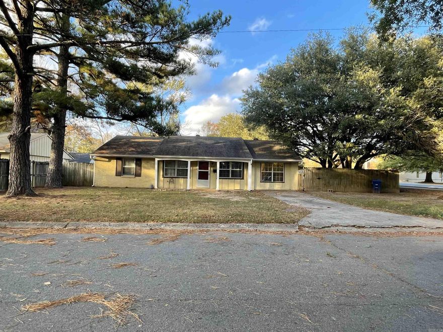 This 4-Bedroom corner lot home is a Must See!  It is conveniently located close to schools, midtown shopping & dining, the walking trail and the Faulkner Co. Public Library.  Why rent when you can own this great home?  Call to schedule your private tour.