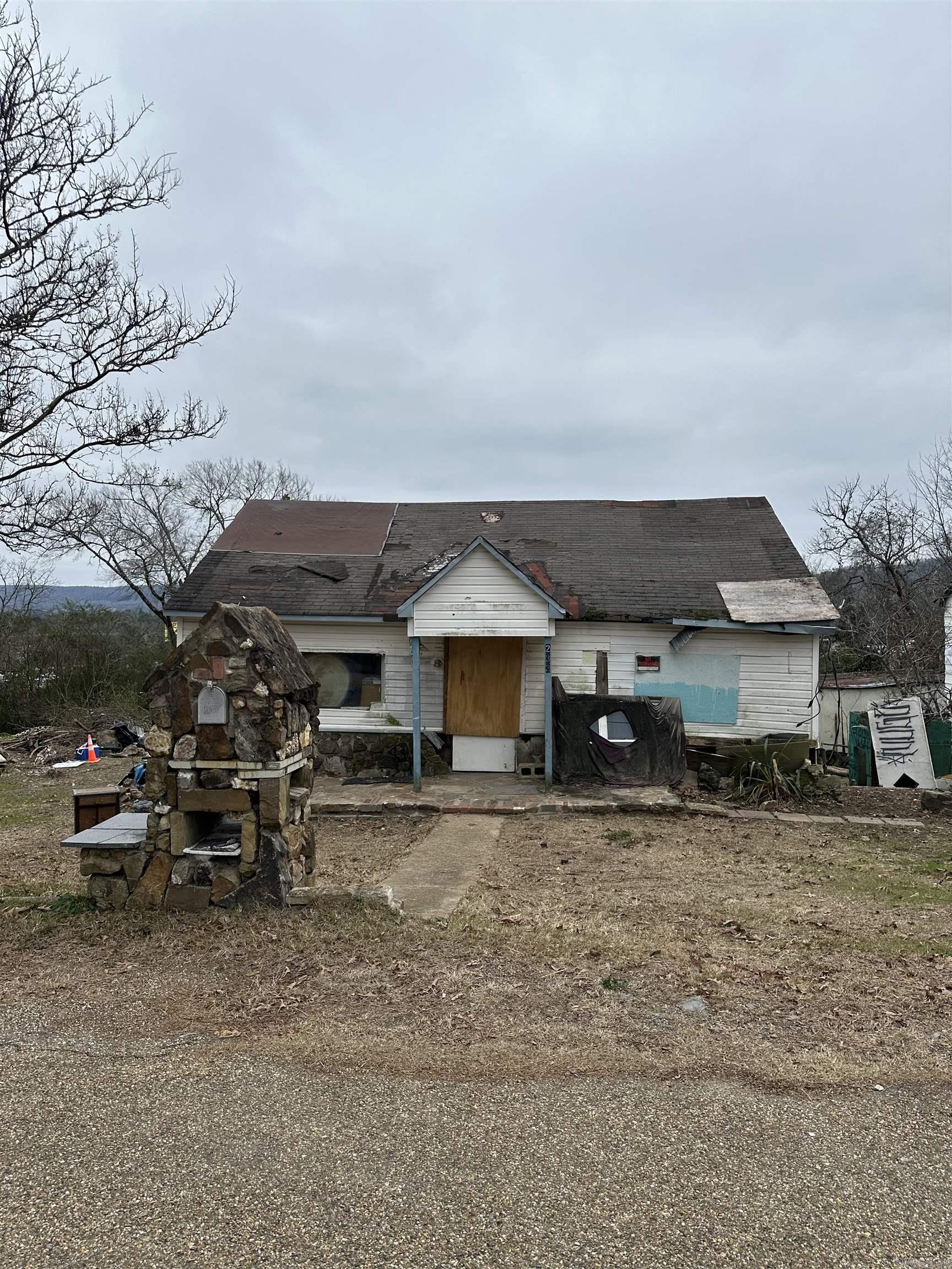 Fantastic investment opportunity. Located directly behind Central Ave just moments away from the joys of Lake Hamilton and the Ouachita River.