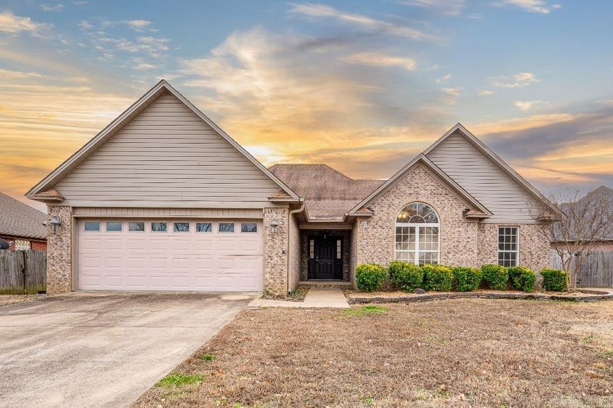 FANTASTIC 3 BED 2 BATH HOME. THIS BEAUTIFUL HOME FEATURES HARDWOODS THROUGHOUT, TILE IN WET AREAS, FRESH NEUTRAL PAINT, STAINLESS APPLIANCES, PERGOLA IN BACK PERFECT FOR ENTERTAINING AND MUCH MORE. SUPER CLEAN AND MOVE IN READY