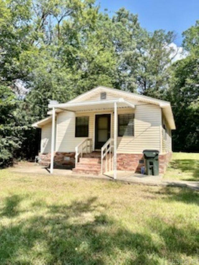 Lots of outdoor space!! Affordable home located close to the city, in an area that feels "country." The house was built in 1991 and contains two bedrooms, one bathroom, a spacious laundry room, a living room, a kitchen with breakfast area, and has a covered front porch. There is also a separate garage. The exterior of the home has vinyl siding for easy maintenance. The kitchen and laundry room have new luxury vinyl flooring. The home's interior has also been freshly painted. Cutter Morning Star school district.