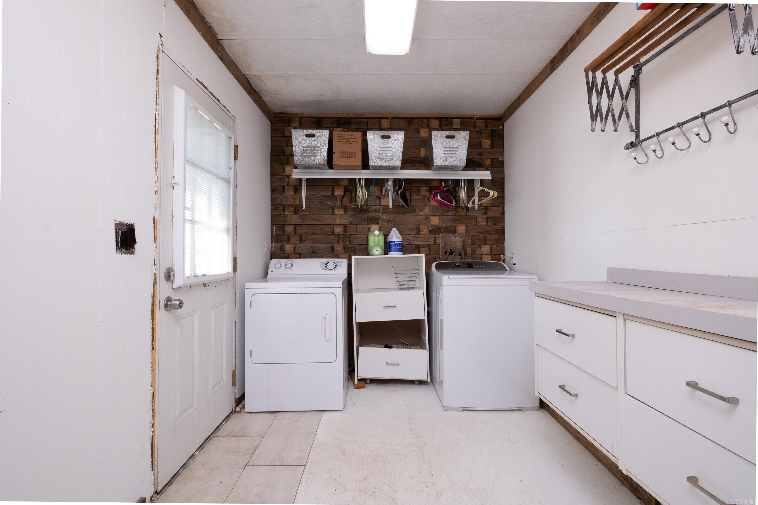 RIVER MANOR EST - Residential