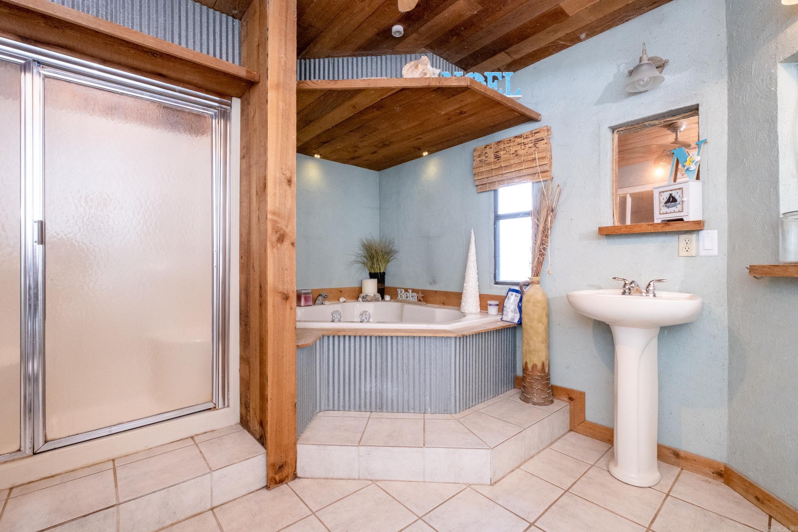 RIVER MANOR EST - Residential