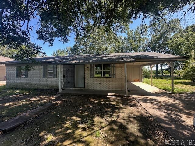 Are you looking for a fixer upper? Look no further, this 3 bedroom 1 bath needs some TLC! ****AGENTS SEE REMARKS****
