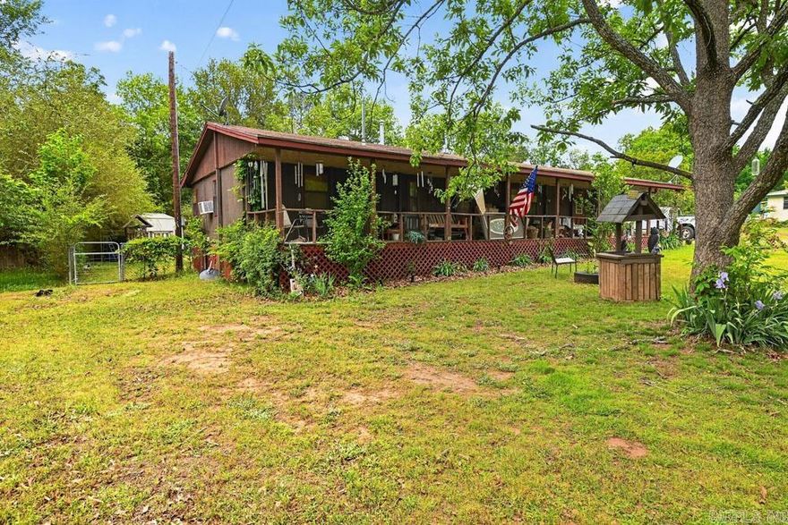Attractive 4/1 Manufactured home on .34 acres close to Clinton, Arkansas.  Only minutes from Greers Ferry Lake.  Features an above ground pool in the backyard.  Priced to sell so call the listing agent for an appointment to view this home in person.