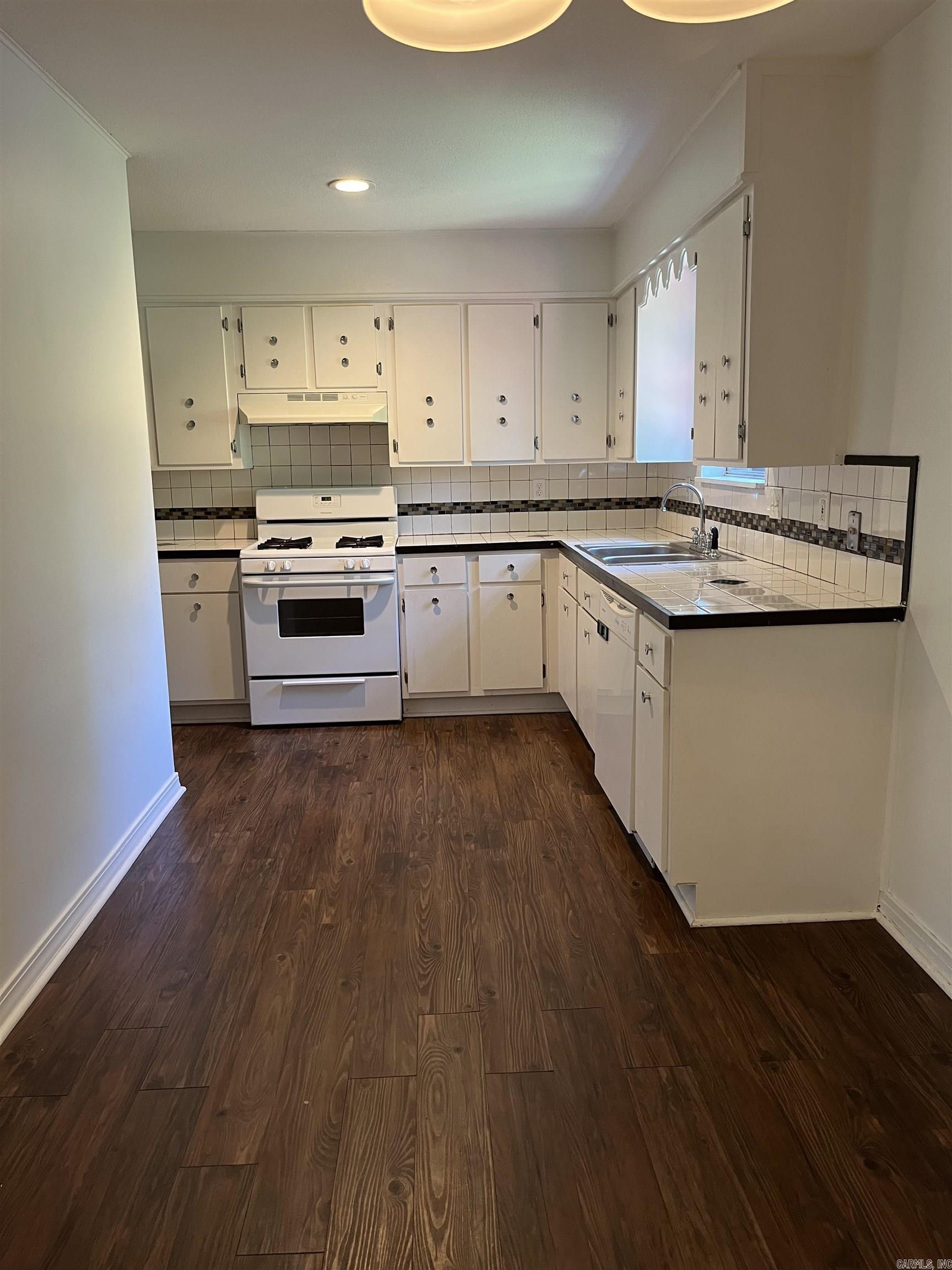 TWIN LAKES - Residential