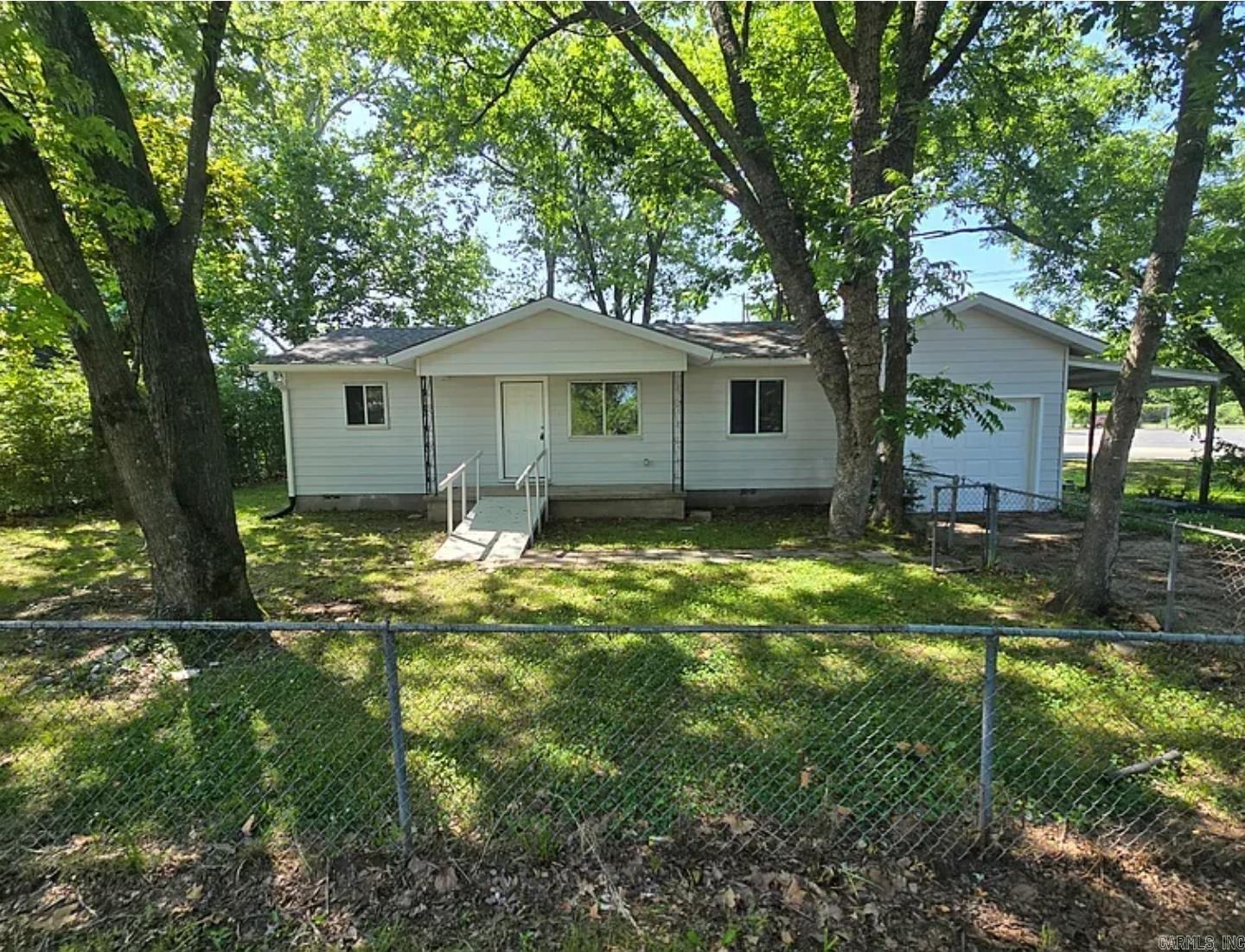 Cozy updated 3 bedroom, 1 bathroom home in Jacksonville is perfect for a Family or Roommates